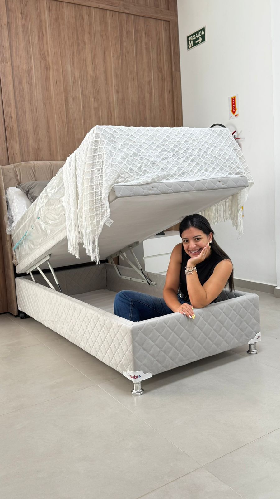 Cama box baú bege da Jô Interiores em ambiente sofisticado